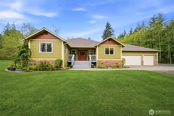 Welcome home to 2,899 square feet of privacy.