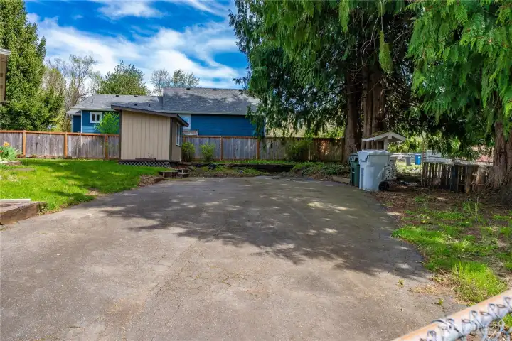 RV Parking or 6 uncovered parking spots Fully Fenced