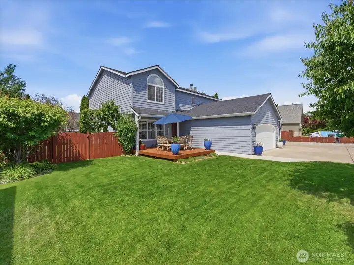 Large front yard to retreat to from the afternoon sunshine Large front yard to retreat to from the afternoon sunshine