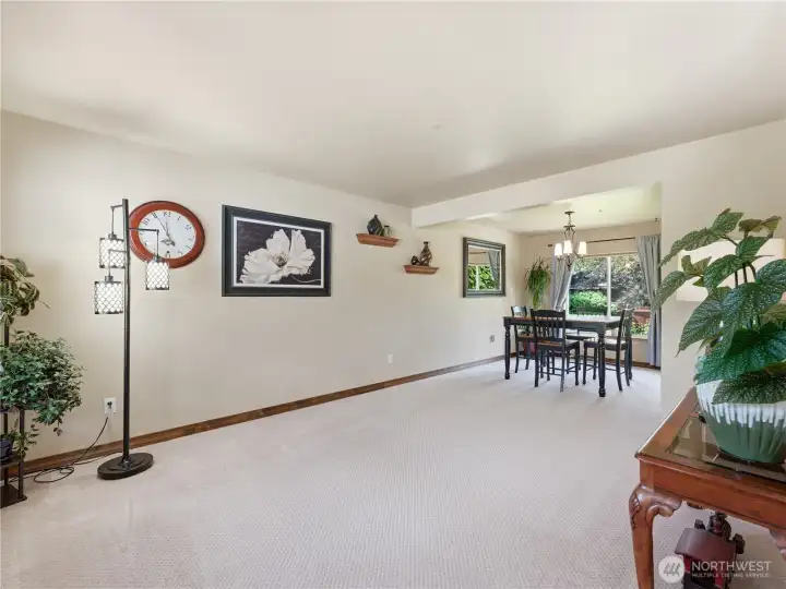 Great lighting in the front livingroom connected to the dining area. Great lighting in the front livingroom connected to the dining area.