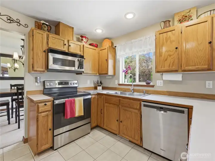 Newer appliances with ample lighting and counter top space. Newer appliances with ample lighting and counter top space.