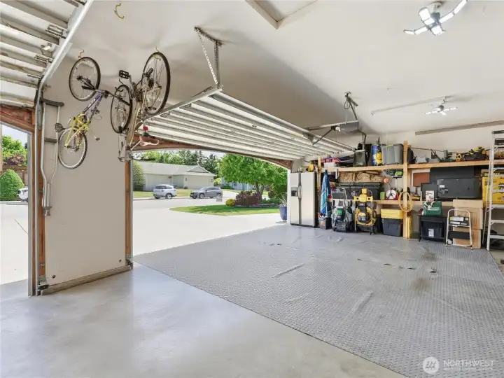 The third bay is like a bonus room! The third bay is like a bonus room!