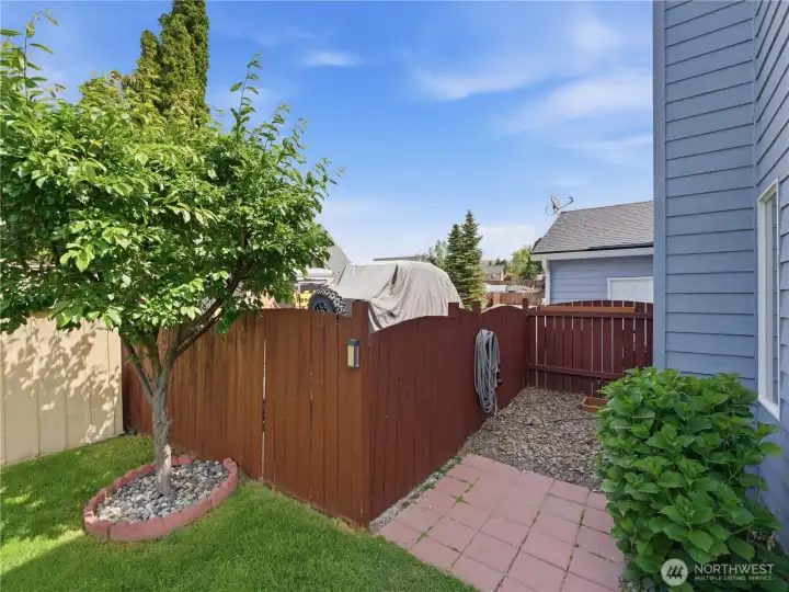 The back yard has a gate right to the RV parking The back yard has a gate right to the RV parking