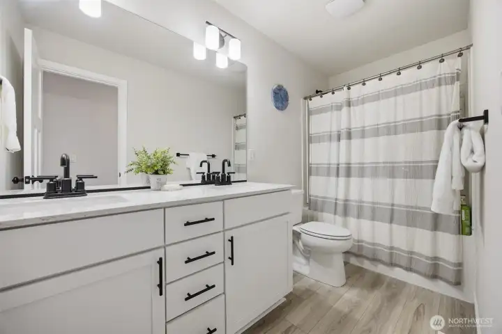 Upstairs bathroom between the 3 bedrooms Upstairs bathroom between the 3 bedrooms