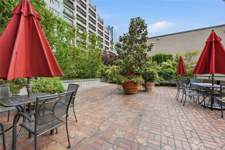 Enjoy the common area courtyard. Enjoy the common area courtyard.