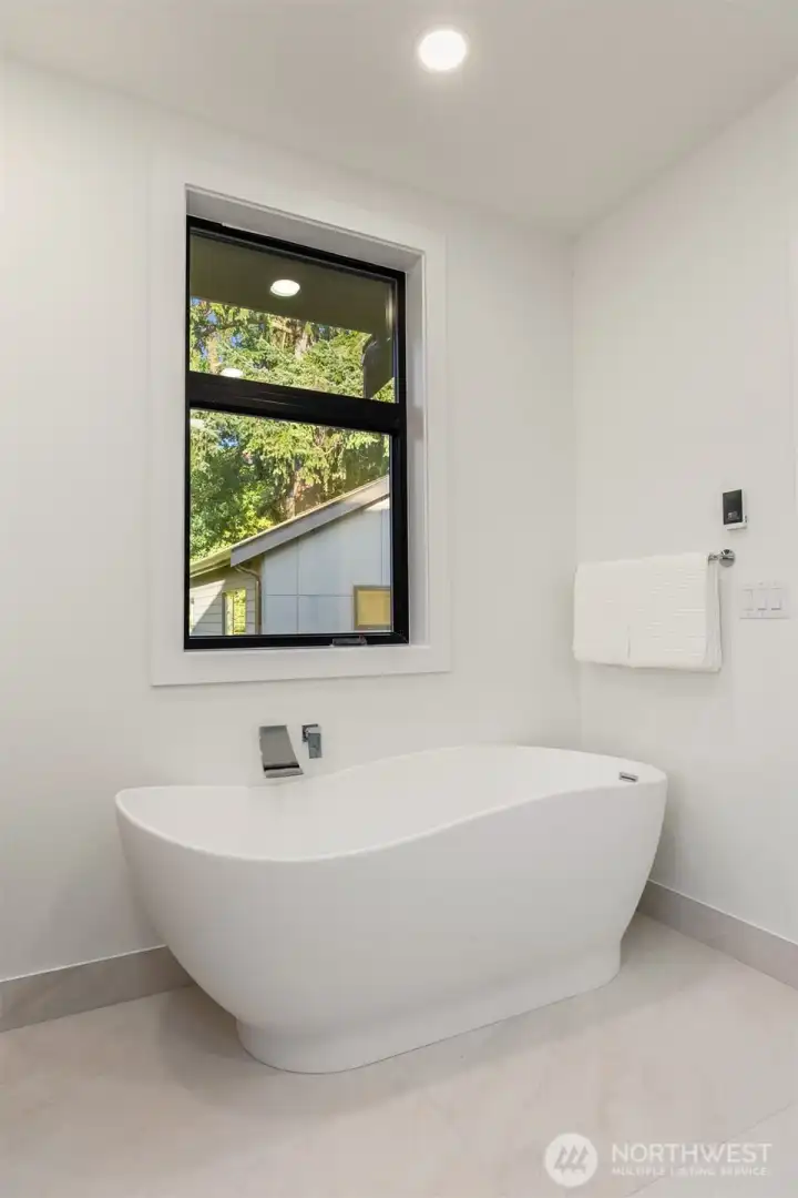 primary bathroom tub