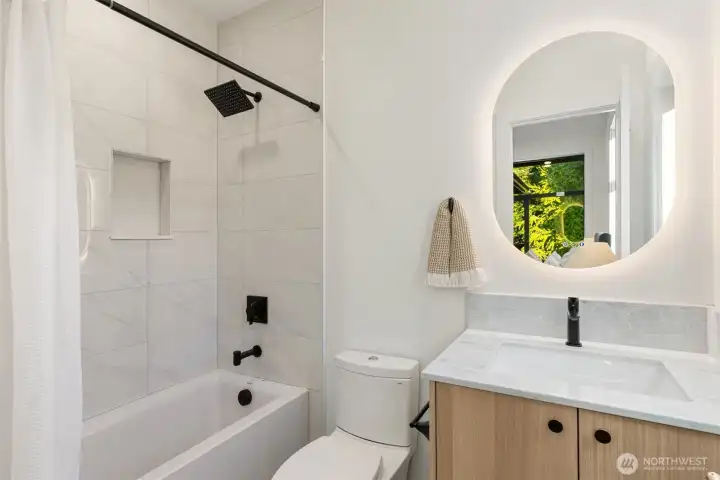 ensuite bath 3rd bedroom - upper floor