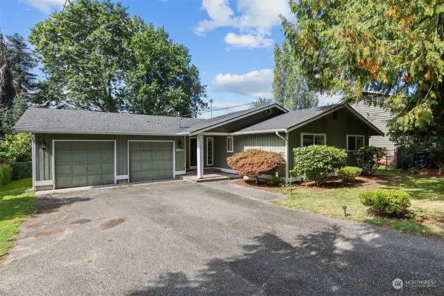 This charming rambler offers the perfect balance of space, convenience, and modern living, right in the heart of Lynnwood.