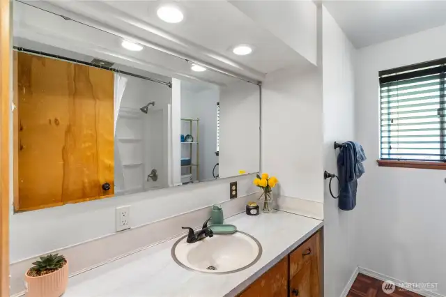 Full guest bath