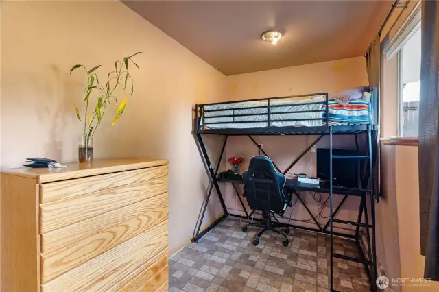 utility room has small bonus room, use as guest room or hobby nook