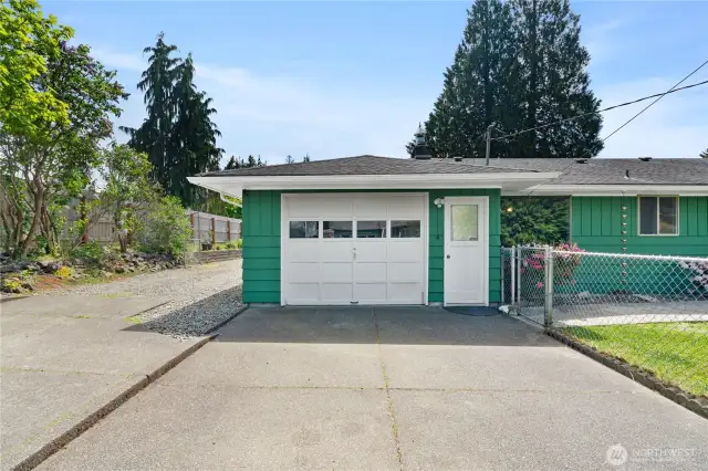 garage with work space