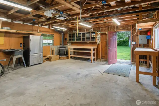 detached garage with shop spae