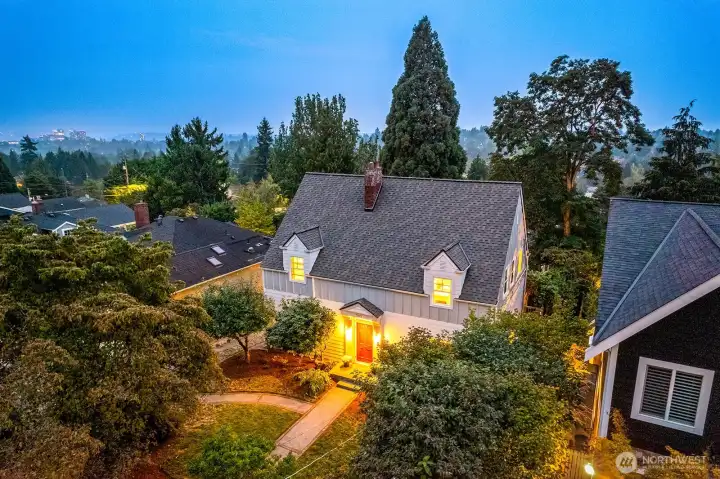 A perfect Seattle city home for every season! Welcome home!