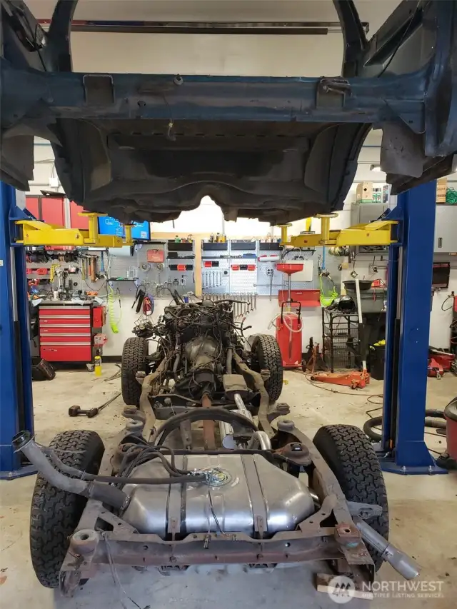 Seller is willing to leave the lift.
