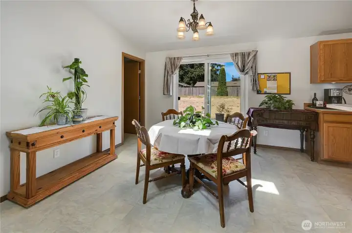 A closer look at the dining area. The door to the left leads to the utility room.