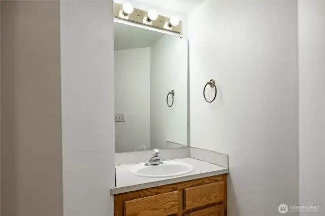 Main level 1/2 bathroom
