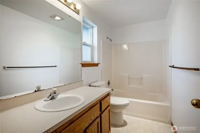 Upstairs full bathroom.