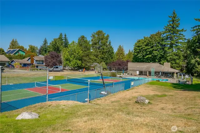 Community center with Pickleball, Racquetball, Swimming pool, Sauna, Hot tub, and Exercise/Sports center.