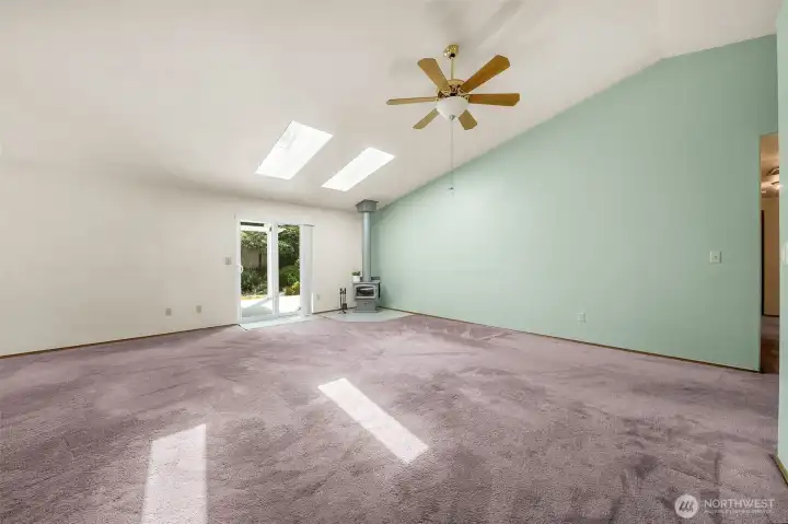 Vaulted ceiling, skylights= tons of light