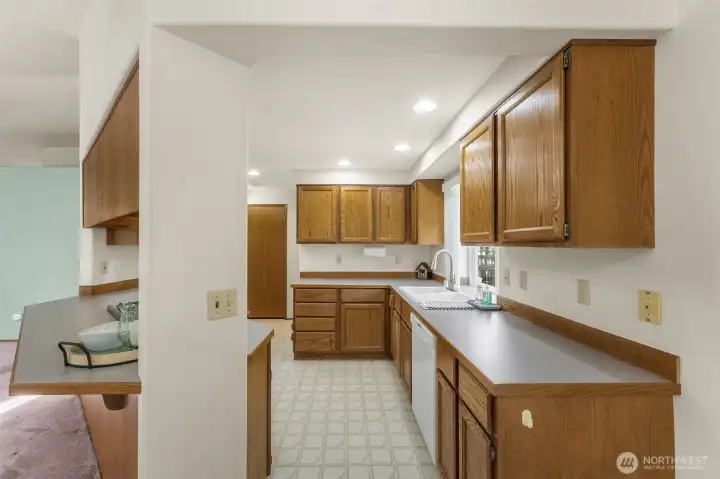 Enjoy entertaining in this lovely well maintained kitchen
