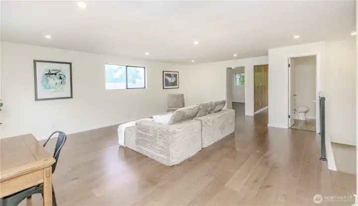 Large Upstairs Loft/Bonus room