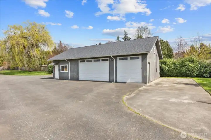 Detached Garage/Shop