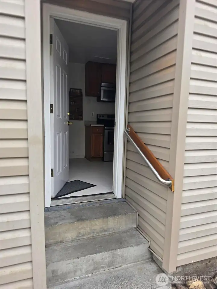 Steps from kitchen to driveway.