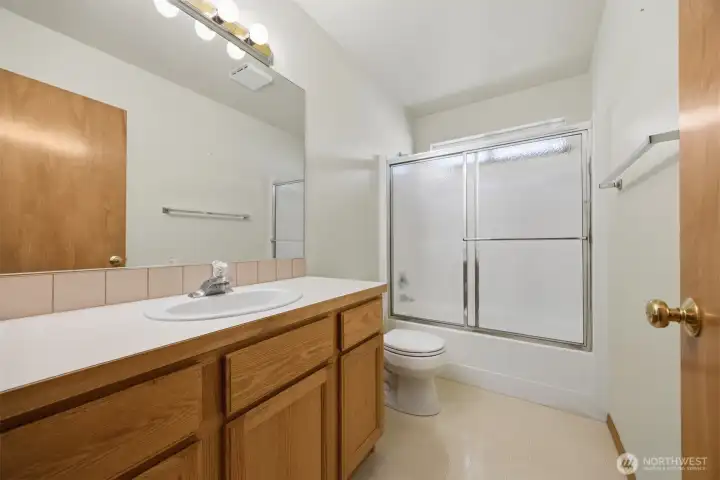 Full bathroom Full bathroom