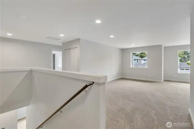 Leisure space upstairs with endless possibilities!