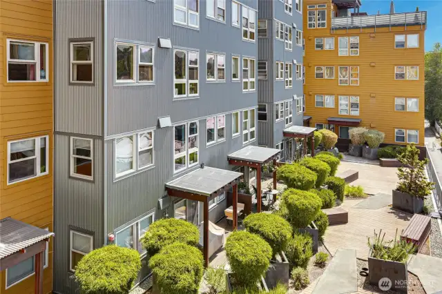 Take advantage of a shared community space perfect for entertaining large groups, as well as a beautiful outdoor space with stunning city views.