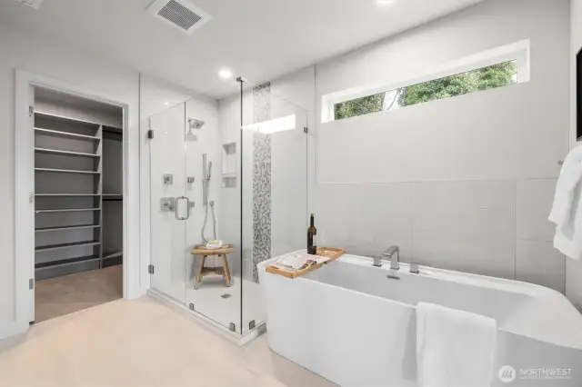 You’ll love the primary 5 piece bath