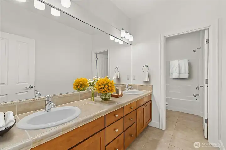 Bathroom (Upper level)