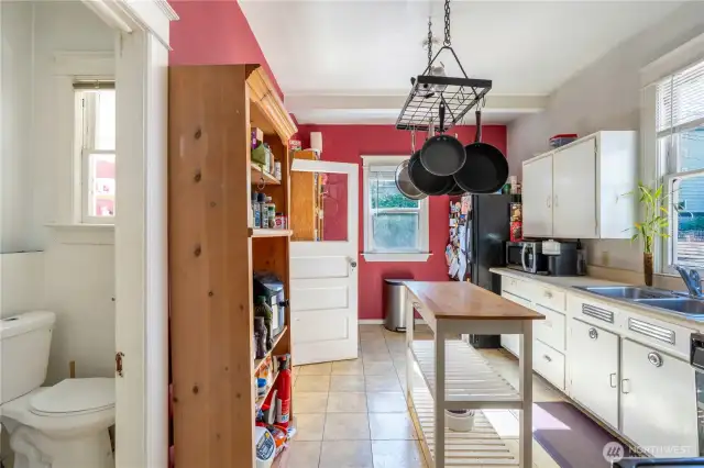 Kitchen on the main.