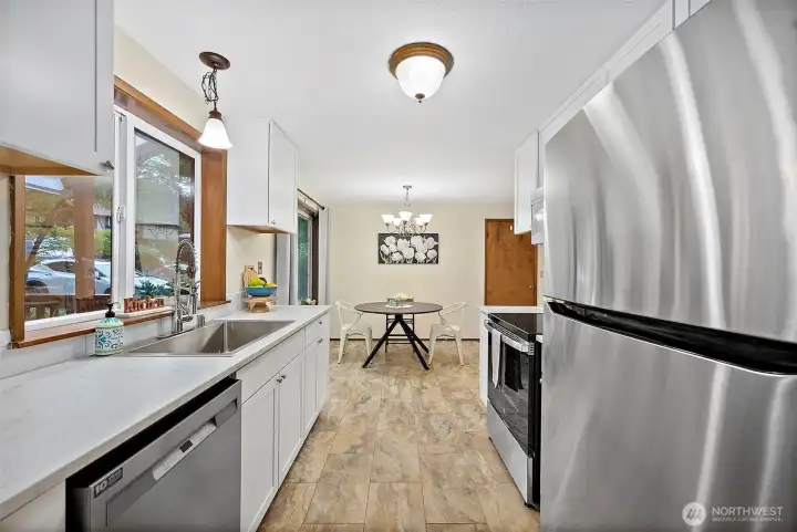 Brand new kitchen with newer appliances.