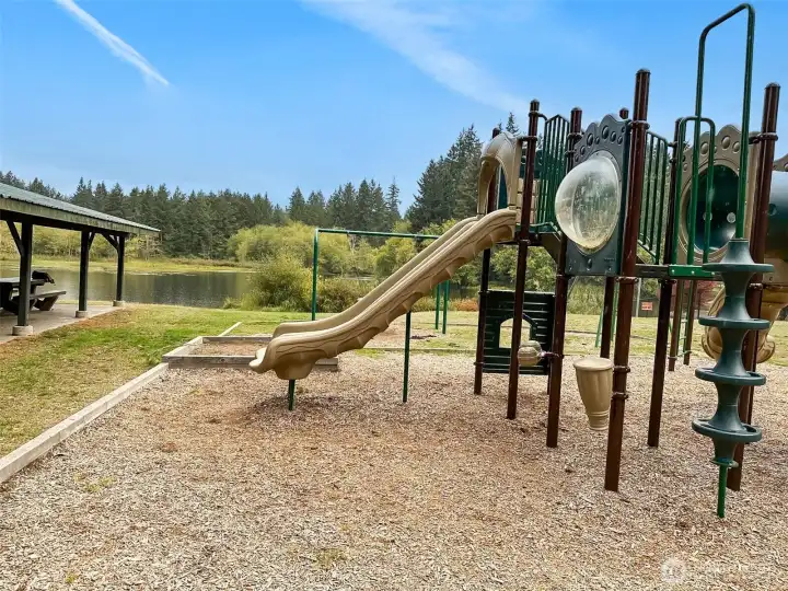 Walking distance to this lake community park. Playground and gazebo. Great for picnic or party.