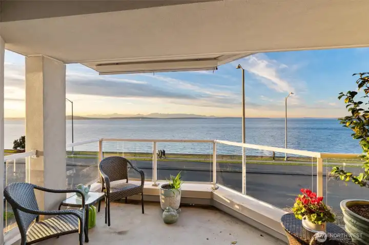 Enjoy endless people-watching with Puget Sound and the Olympic Mountains as your stunning backdrop—a perfect mix of waterfront activity and breathtaking scenery.