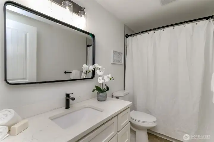 Full bathroom off the extra bedrooms in hallway.