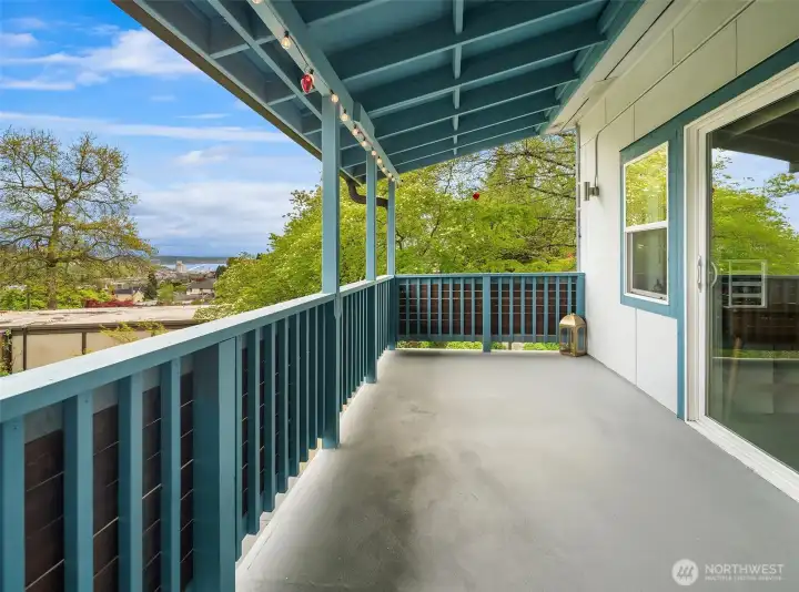 Covered deck off main floor bd and living rm