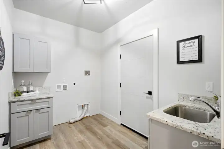 Laundry w/ granite countertops & sink Laundry w/ granite countertops & sink