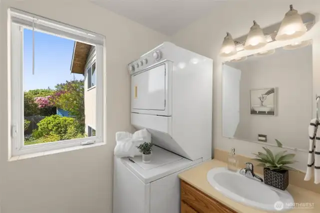 .5 bath + washer/dryer on main