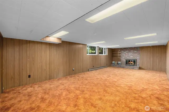Massive bonus room downstairs! The picture doesn't do it justice. 31'10" x 15'4"