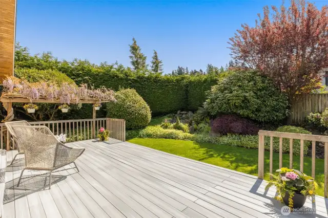 Beautiful landscaping throughout the yard!