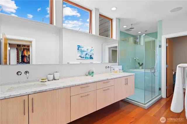 Upper primary en-suite 5-piece bath