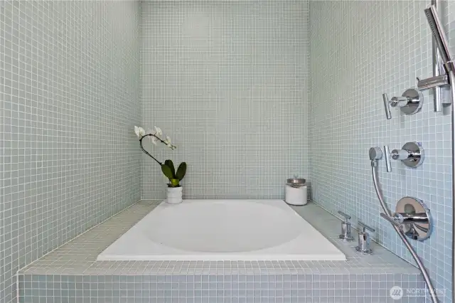 Japanese soaking tub that dramatically fills from above!