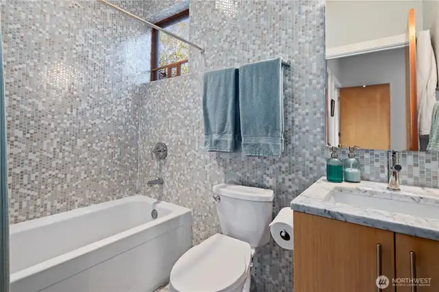 Full en-suite in 2nd lower floor primary