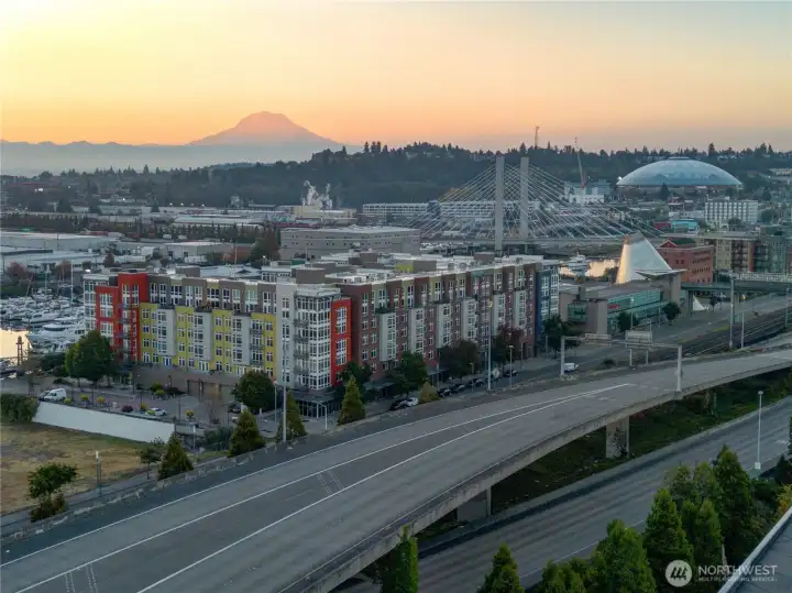 Incredible Downtown location. The expansion of transit and our continued City growth makes this condo a unique buying opportunity.