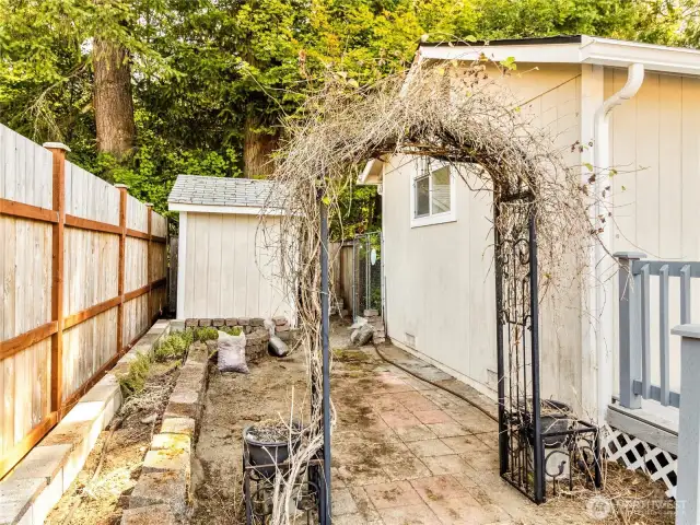 Garden shed. Imagine this trellis & honey suckle blooding next spring!