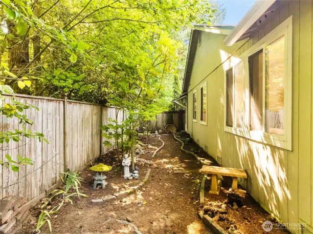 Secret garden on the side of the house, very private, very tranquil.