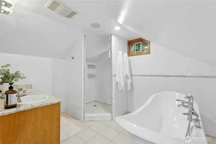 5-piece ensuite bathroom of primary bedroom