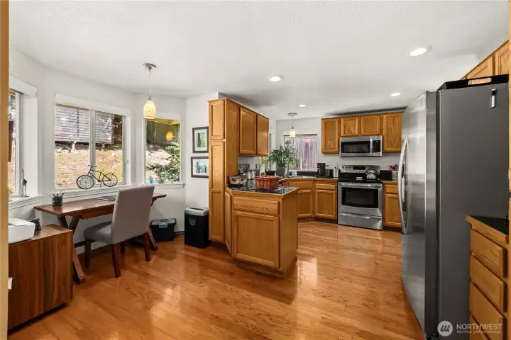 Gorgeous hardwood floors througout the kitchen, breakfast nook and family room